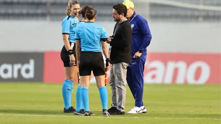 Arthur Elias cobra Conmebol por estrutura da Copa América Feminina