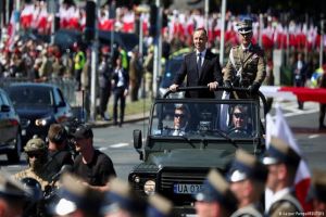 Polônia realiza megadesfile militar em recado a Moscou
