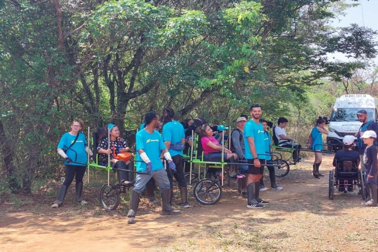 Secretaria da Pessoa com Deficiência apoia grupos com van e cadeiras de trilha no cerrado da UFSCar