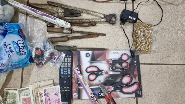 Homens são abordados na madrugada transportando eletrônicos e ferramentas na Vila Marcelino