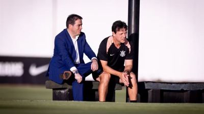 Comissão técnica e dirigentes do Corinthians se reapresentam no CT para iniciar segundo semestre