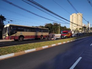 Acidente de trânsito entre ônibus e moto deixa mulher ferida