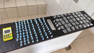 ROCAM apreende porções de drogas e máquina de cartão durante patrulhamento em São Carlos