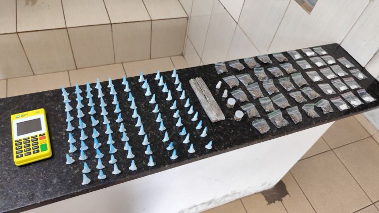ROCAM apreende porções de drogas e máquina de cartão durante patrulhamento em São Carlos