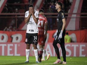 Com um a mais, Corinthians empata contra Argentinos Juniors e perde chance de ser vice-líder