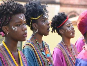 Coral “Eu canto minha África” se apresenta no teatro para alunos da rede municipal de ensino