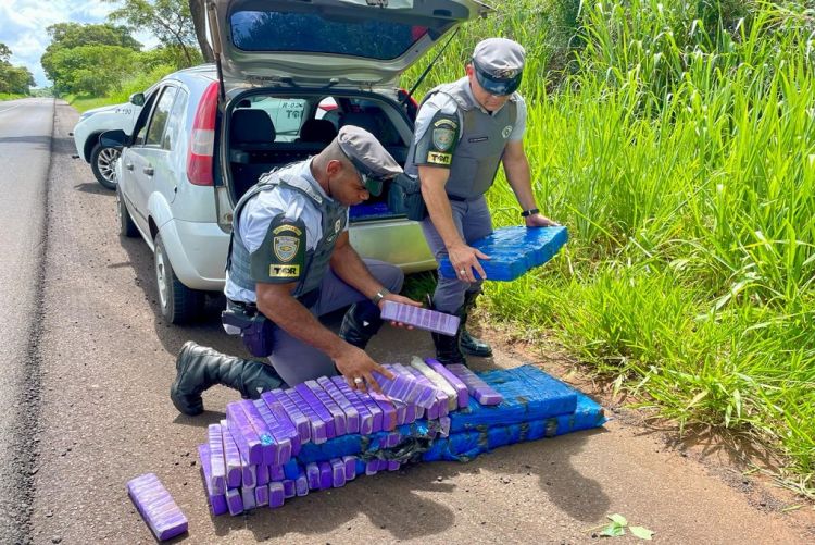 Polícia prende dupla com quase cem quilos de maconha