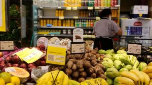 Contratos de trabalho por hora em supermercados aumentam precarização