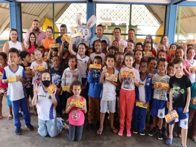 20 mil caixas de chocolate são entregues para alunos da rede municipal de ensino e de projetos educacionais