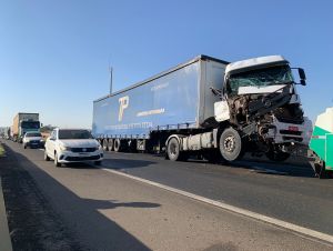 Cabine de carreta fica destruída após acidente na Rodovia Washington Luís