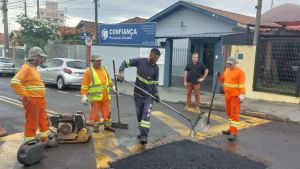 Vereador Gustavo Pozzi acompanha tapa buraco na Avenida Sallum