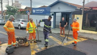 Vereador Gustavo Pozzi acompanha tapa buraco na Avenida Sallum