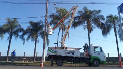Prefeitura de Ibaté instala luminárias de LED no calçadão do bairro Popular
