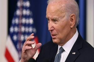 Biden anuncia força para reduzir custos a americanos e limita taxa de cartão de crédito