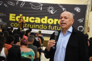 Ano letivo na rede municipal de ensino foi aberto com palestra de Leandro Karnal