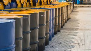Petróleo cai mais de 2% com redução de ataques no Oriente Médio
