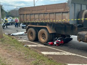Motociclista perde a vida após ser atropelado por caminhão em São Carlos