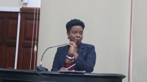 Falta de planejamento na Educação: Larissa Camargo denúncia salas sem professores e manutenção durante o período letivo