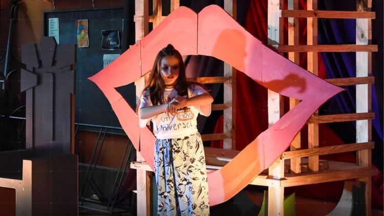 Abertas inscrições para os cursos de moda e de teatro em parceria com o instituto Rumo