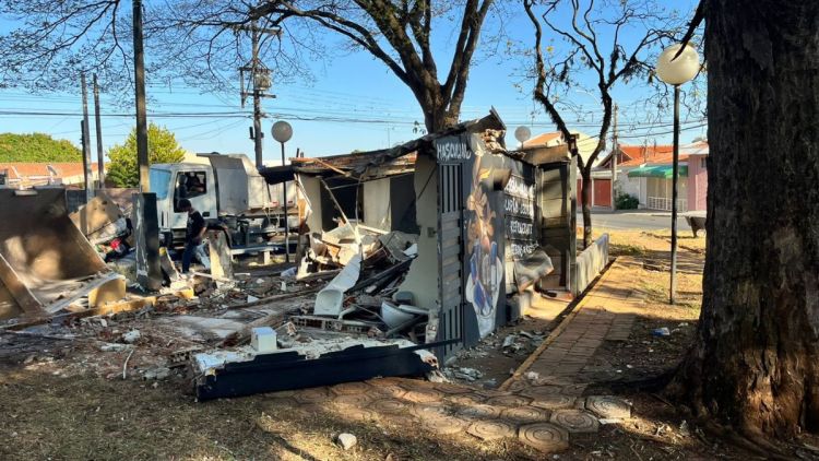 Prefeitura demole imóvel irregular com risco de desabamento