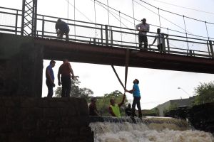 Prefeitura realiza manutenção nas barragens da comporta do Parque dos Saltos