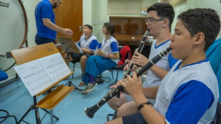 Orquestra preparatória de cordas, madeiras e metais, da Instituição Aparecido Savegnago, faz apresentação em Sertãozinho
