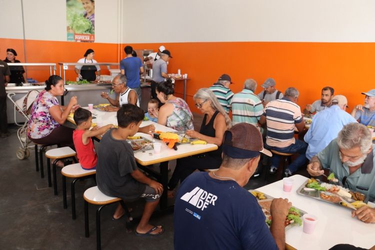 Restaurantes populares terão cardápio especial de Páscoa nesta quinta-feira