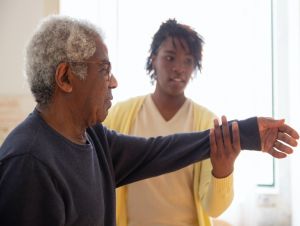 Aumento da expectativa de vida reforça a importância do cuidado integral aos idosos