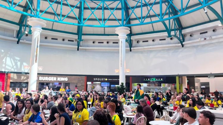 Shopping São Carlos funciona das 10h às 16h30 neste domingo e transmite o jogo Brasil