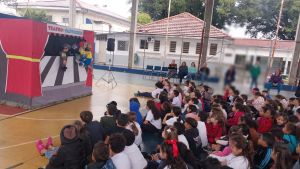 Teatro de fantoches da Polícia Militar leva conscientização sobre o trânsito a alunos em Araraquara