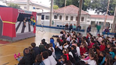 Teatro de fantoches da Polícia Militar leva conscientização sobre o trânsito a alunos em Araraquara