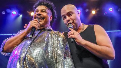Tiago Abravanel comparece ao musical &quot;Tim Maia - Vale Tudo&quot; e dá palinha