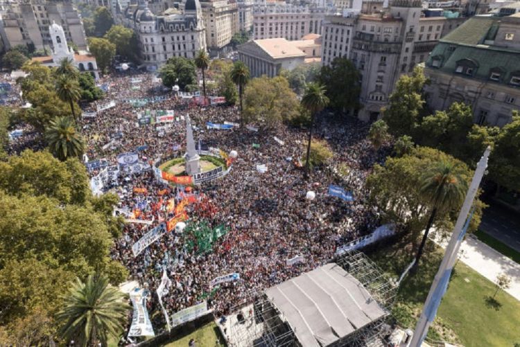 Argentinos fazem manifestação em massa pela memória da ditadura