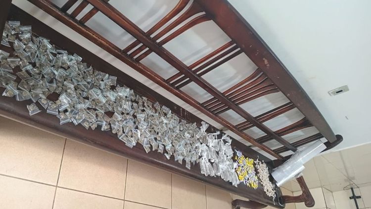 Homem é preso por tráfico e mais de 800 porções de drogas são apreendidas em São Carlos