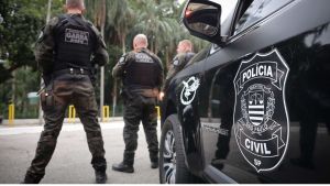 Polícia Civil de São Paulo apreende materiais usados para falsificar bebidas durante operação em Bauru