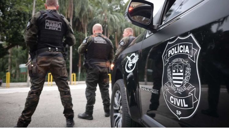 Polícia Civil de São Paulo apreende materiais usados para falsificar bebidas durante operação em Bauru