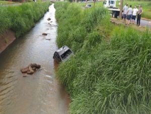 Após acidente, carro cai em córrego de Araraquara