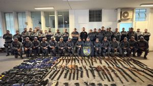 Mais de 180 fuzis, revólveres e pistolas são apreendidos em fábrica de armas ilegais no interior