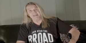 Baterista do Iron Maiden revela que sofreu um AVC que deixou lado direito do corpo paralisado