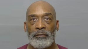 Homem que escreveu livro sobre como amar uma mulher é preso por bigamia