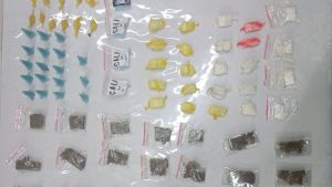 Sacola com porções de maconha, crack, cocaína e ice é encontrada pela GCM em Ibaté