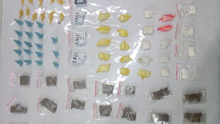 Sacola com porções de maconha, crack, cocaína e ice é encontrada pela GCM em Ibaté