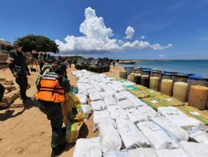 Polícia apreende 1,3 tonelada de cocaína em barco e prende 15 tripulantes na Venezuela