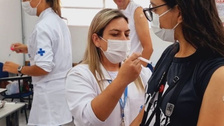 Campanha de vacinação contra o HPV para adolescentes de 15 a 19 anos termina neste mês