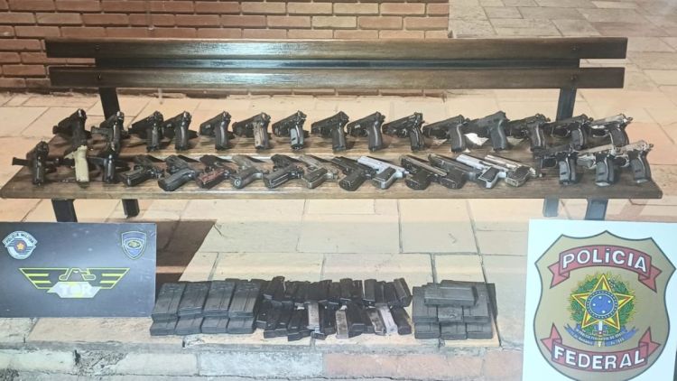 Mais de 30 armas são encontradas em fundo falso de carro em rodovia do interior de SP
