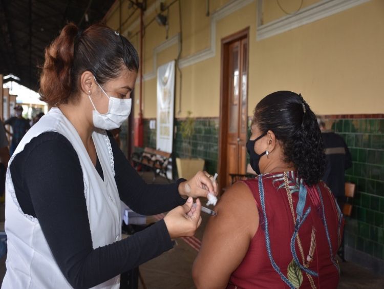 São Carlos inicia a aplicação da vacina bivalente em gestantes e puérperas e da dose adicional em crianças de 3 e 4 anos