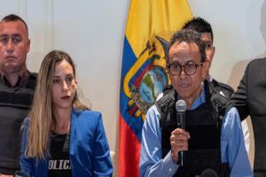 Equador valida candidatura de jornalista para substituir candidato centrista assassinado