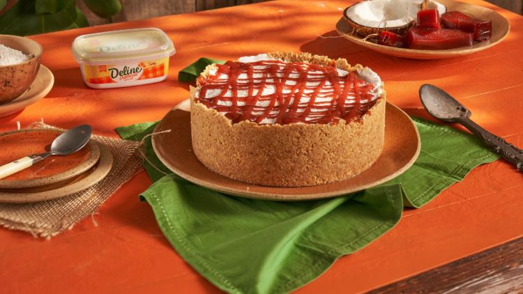 Torta de sorvete de tapioca com coco e calda de goiabada