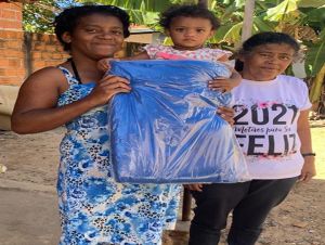 Famílias atendidas pelo programa “Criança Feliz” recebem cobertores