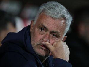 José Mourinho é punido com dez dias de suspensão na Roma por ofensas a árbitro